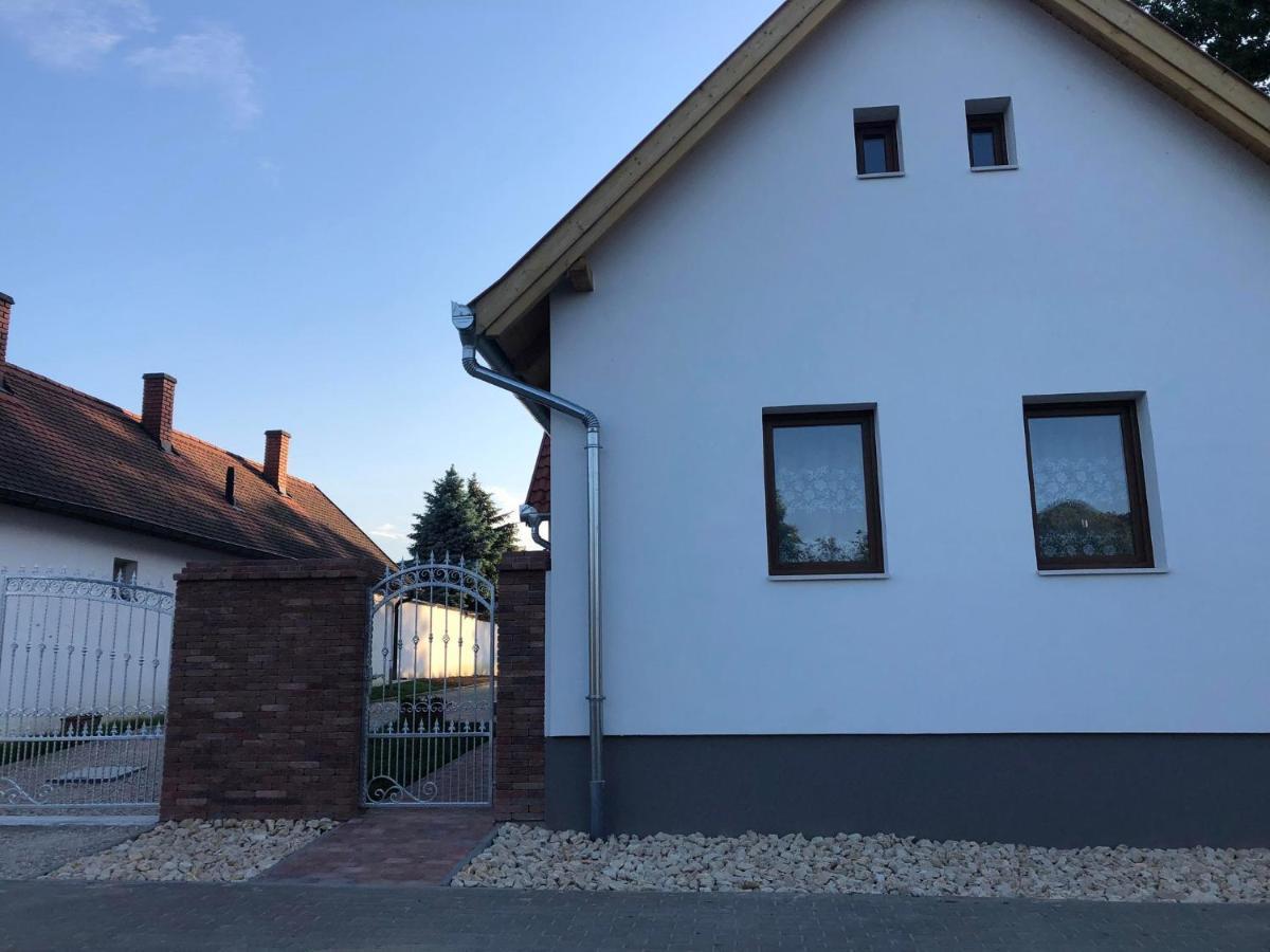 Fazekas Vendeghaz Hotel Balatonkeresztúr Buitenkant foto